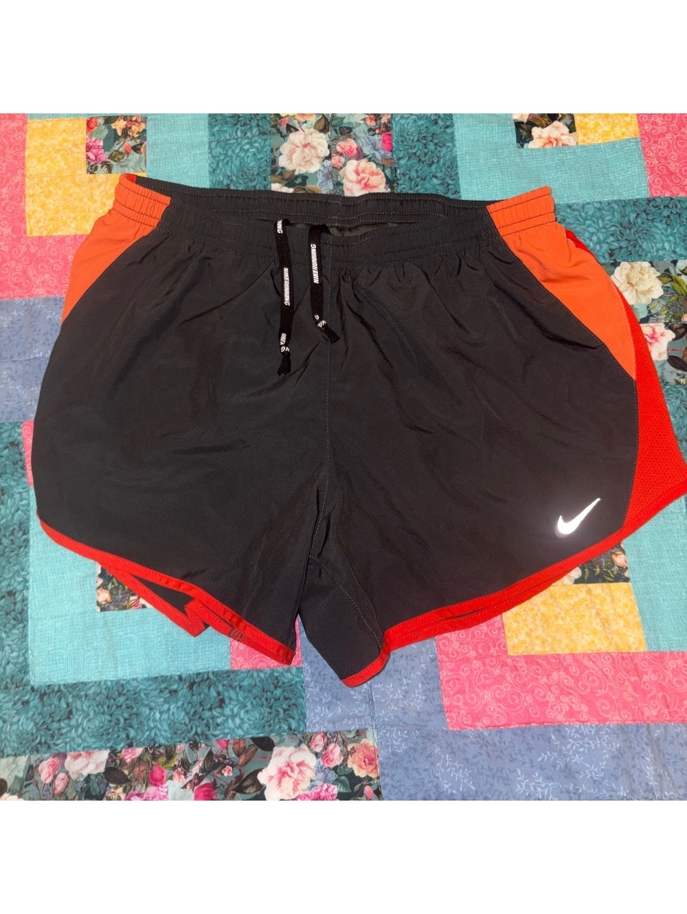 Nike Dri-FIT Running Athletic Shorts Woman’s Size Small Black and Red With Liner